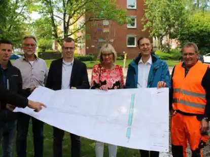 Stefan Jansen (Karl Huneke Stra&szlig;en und Tiefbau GmbH), Arne Schippers (Ingenieurb&uuml;ro IST), Hartmut Doyen (Bauamt Stadtverwaltung), Hanno Pinne (IDB Oldenburg), B&uuml;rgermeisterin Brigitte Fuchs, Wilt Duhr (LzO Immobilenberater), Dieter Uken (Karl Huneke Stra&szlig;en und Tiefbau) und Kai Wilhelm (LzO) trafen sich zum offiziellen ersten Spatenstich f&uuml;r das neue Baugebiet, das hinter dem katholischen Kindergarten entsteht.