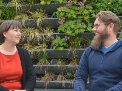 Erkl&auml;ren, wie St&auml;dte der Zukunft aussehen k&ouml;nnen: Caroline Fafflok und Sebastian Rohjans von der Jade Hochschule. Fassadenbegr&uuml;nung spielt dabei eine wichtige Rolle.