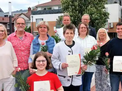 Jutta Klaus, Andreas Sedlag (v.l.) und Hermann Schr&ouml;er (hinten rechts) begl&uuml;ckw&uuml;nschten Tanja Hardick (hinten) sowie (Mitte v.l.) Irmgard Reemts, Christine Tinnefeld, Annette Fangmann, Ursula Meyer, Mathis Lampe und (vorne) Franziska Sanders.