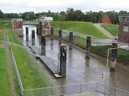 Ein besseres Bild von der Fischfauna, die sich an Siel- und Sch&ouml;pfwerken im K&uuml;stenbereich aufh&auml;lt, ist das Ziel des Fischmonitorings in Harlesiel, Oldersum und an der Knock. Einer von drei Aktionsorten des World Fish Migration-Days in Ostfriesland: Die Schleuse in Oldersum.