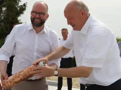 F&uuml;llten die Zeitkapsel: Landrat Johann Wimberg und Bernhard M&ouml;ller