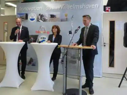 Auf dem Foto: v.li. Professor Dr. Ralph Bruder, Professor Dr. Monika Sester und Professor Dr. Oliver Zielinski.