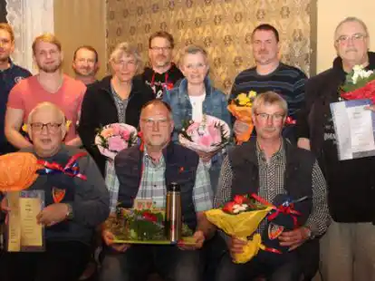 Der erste Vorsitzende (stehend, von links) Florian Bierbaum ehrte die Mitglieder f&uuml;r viele Jahre ihrer Treue zum Bardenflether Turnerbund: Tom Strau&szlig; (25), Wolfgang B&uuml;ttner (40), Ute Scheibel (25), Andreas Th&uuml;mler (40), Wilfriede Abeler (40), Thorsten Th&uuml;mler (40) und Gundar Multins (25) sowie (vorne, von links) Peter Rogge (50). Heinz Folkens wurde zum Ehrenvorsitzenden ernannt und J&uuml;rgen Jan&szlig;en f&uuml;r 50 Jahre Mitgliedschaft geehrt