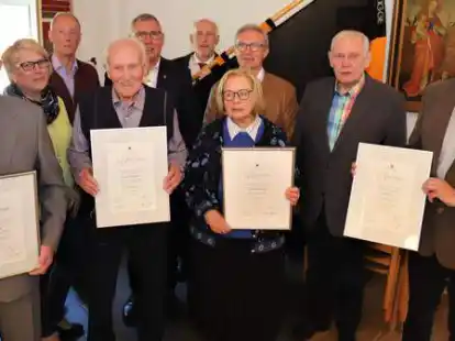 Der Vorstand der Kolpingfamilie Harkebr&uuml;gge mit den geehrten Mitgliedern (von links): Georg Eilers, Tanja Rastedt, Eduard Krogmann, Hans Josef M&uuml;ller, Clemens Hogeback, Johannes Gr&ouml;neweg, Mechthild Hartmann, Theo L&uuml;cking, Rudolf Schulte und Dieter Rehme.