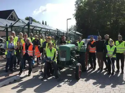 Aktiv f&uuml;r den Ort: In mehreren Gruppen waren Friedrichsfehner am vergangenen Wochenende unterwegs, um den Ort von M&uuml;ll und Unrat zu befreien, so wie hier auf dem Busplatz.
