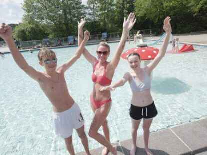 Freuen sich &uuml;ber das tolle Wetter: Guliano (16),  Tatjana (34) und Shameyna (13).