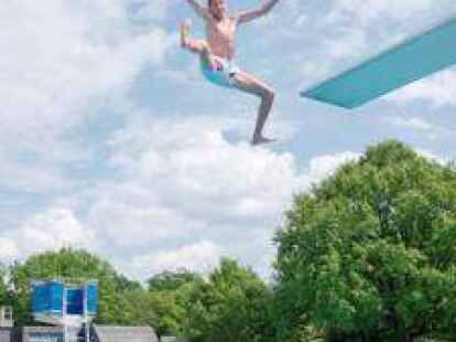 Der Sprung ins kalte Nass geh&ouml;rte im Freibad Fl&ouml;tenteich f&uuml;r viele dazu.