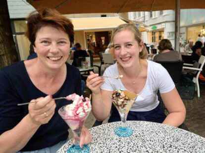 Petra und Carolin aus Visbek genossen die Eisbecher in der Innenstadt.