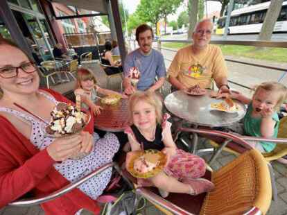 Genossen den gemeinsamen Eisgenuss (von links): Katerina, Lena, Daniel, Ludger Thea (vorne) und Maya