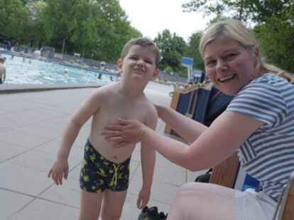 Sonnenschutz muss sein: Martina cremt Sohn Elias (4) ein.