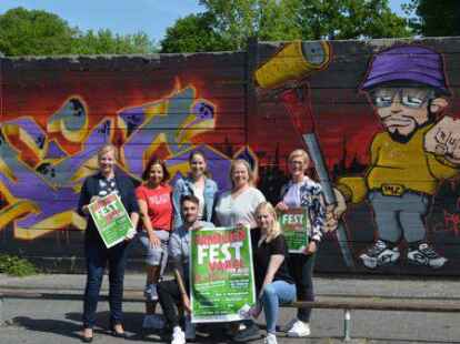 Freuen sich auf das bevorstehende Familienfest: Frauke Bitterer von der EWE AG (hintere Reihe von links), Miriam K&uuml;pker, Insa Jung, Theresa Hornischervon der Gertrud und Hellmut Barthel Stiftung, Tanja Daugill von der Raiffeisen-Volksbank Varel-Nordenham, Tristan Beckers und Tabea Hadeler.