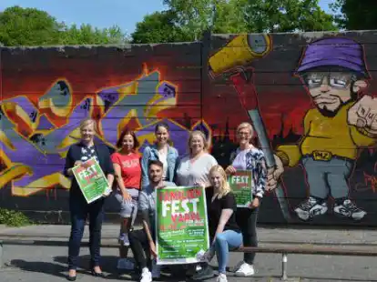 Freuen sich auf das bevorstehende Familienfest: Frauke Bitterer von der EWE AG (hintere Reihe von links), Miriam K&uuml;pker, Insa Jung, Theresa Hornischervon der Gertrud und Hellmut Barthel Stiftung, Tanja Daugill von der Raiffeisen-Volksbank Varel-Nordenham, Tristan Beckers und Tabea Hadeler.