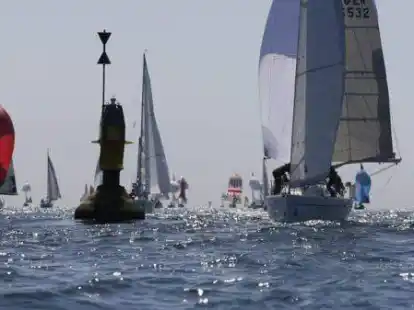 Gro&szlig;e Regattafelder werden zu 100 Jahre Nordseewoche an Pfingsten auf Helgoland erwartet. Hier segelt die &bdquo;Circus maximus&ldquo; mit der Segelnummer GER 365 (Tanno Kruse, Segelkameradschaft Horumersiel) im Get&uuml;mmel der Hochseejachten.