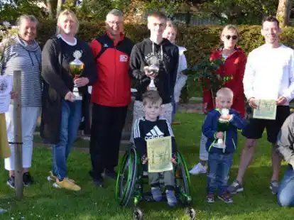 Die Mitglieder des Klootscheetervereen Tossens warfen die Sieger beim Preisbo&szlig;eln aus.