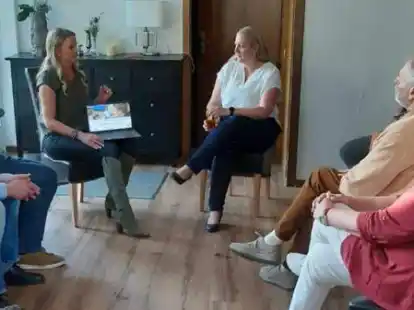 W&auml;hrend der Versammlung: Silke M&uuml;ller (hinten links) hielt einen Vortrag, Nadja Lampe (hinten rechts) stellte sich vor.