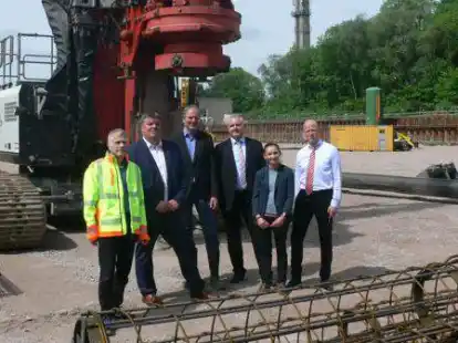 Projektleiter Menhardt Schoof, Oberb&uuml;rgermeister Carsten Feist, Baugesch&auml;ftsf&uuml;hrer Oliver Leinert, Gesch&auml;ftsf&uuml;hrer Oliver Pommerenke, die stellv. Pflegedirektorin Corinna Maa&szlig; und der &auml;rztliche Direktor Prof. Dr. Kai Goldmann bei der Besichtigung der Baustelle.