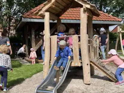 Der Rollrasen musste erst festwachsen: Nun d&uuml;rfen die Krippenkinder endlich ihren neuen Spielplatz erkunden.