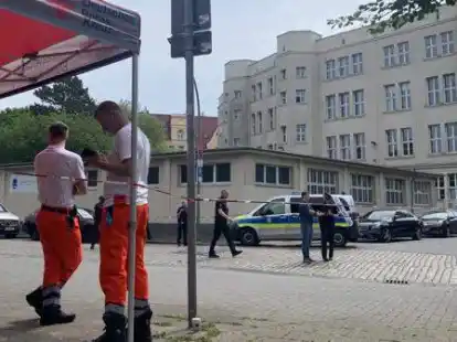 Gro&szlig;einsatz in Bremerhaven: Am Lloyd-Gymnasium hat ein junger Mann Sch&uuml;sse mit einer Armbrust abgegeben und eine Frau schwer verletzt.