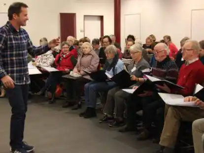 Aufnahme aus dem Jahr 2019: Walter Bialek probt mit dem Projektchor, der in diesem Jahr zugunsten der Ukraine auftritt.