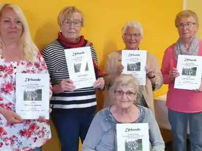 <p>F&uuml;r ihre langj&auml;hrige Mitgliedschaft wurden (von links) Manuela Seebach (10 Jahre), Renate Hibbeler, Antje Gebauer, Lydia Ostendorf (20 Jahre)und Christa Sch&uuml;tz (vorne, 20 Jahre) ausgezeichnet.</p>