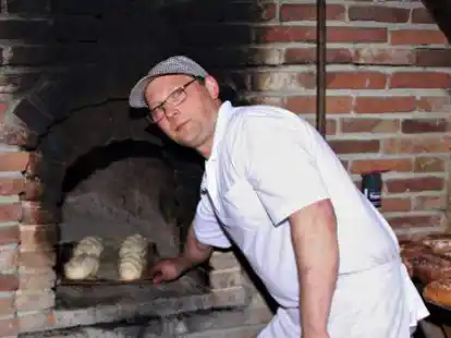 Beliebter Genuss: Im Steinofen auf dem Wurnbarg-Gel&auml;nde wird beim Tag der offenen T&uuml;r Brot gebacken.