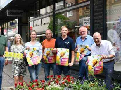 Freuen sich auf die Er&ouml;ffnung der Sommerg&auml;rten: Joachim L&uuml;ske (von links), Sandra von Garrel, Conny Meyer, Winfried Peek, Thore Beeken-Aumann, Hubert Kulgemeyer und Neidhard Varnhorn