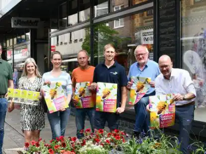 Freuen sich auf die Er&ouml;ffnung der Sommerg&auml;rten: Joachim L&uuml;ske (von links), Sandra von Garrel, Conny Meyer, Winfried Peek, Thore Beeken-Aumann, Hubert Kulgemeyer und Neidhard Varnhorn
