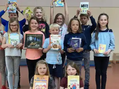 Am Lesewettbewerb der Grundschule Lienen nahmen teil (hintere Reihe, von links) Mika Wedemeyer, Lotta Freels, Fine Goeldner, Lennox Meinen und (mittlere Reihe, von links)  Amelie Kermer, Veronica Smilek, Lilli Noack, Jan Beiersdorf, Fiete Reimers, Isabella Meyer sowie (vorne, von links) die Schulsieger Loreen Bartelds und Aurelia Greenwood.