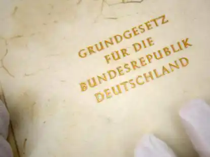 Ein Mitarbeiter zeigt im Haus der Geschichte in Bonn ein Faksimile des Grundgesetzes der Bundesrepublik Deutschland, das am 23. Mai 1949 vom Parlamentarischen Rat in Bonn verabschiedet worden war.