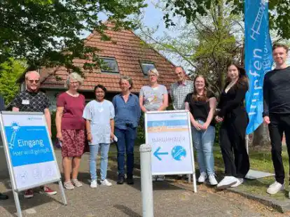 Sch&uuml;ler begleiten mobiles Impfteam (von links): Andr&eacute; Harms, Finn Linhoff, Gunda Wedelich, Aina Fiedrich, Antje B&uuml;sselmann, Doris Heuft, Dr. Steffen Osthege, Mette-Marie Ryschka, Femke Bruns und Nils Becker.