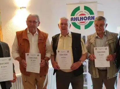 Geehrt: Der Vorsitzende des B&uuml;rgervereins Ahlhorn, Rolf L&ouml;schen (rechts), konnte vier Mitglieder f&uuml;r 50 bzw. 25 Jahre Mitgliedschaft auszeichnen. Es sind (von links) Edgar Hanke, Heino Martens, J&uuml;rgen Kreye und Max R&ouml;stel.