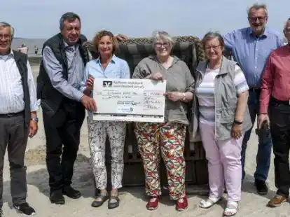 Reisefreunde und Tafelvertreter w&auml;hrend der Scheck&uuml;bergabe: (von links) G&uuml;nter Jacobi, Arno Renken, Gerta Pfeifer, Tekla Michel, Hannelore Steinmetz, Edmund Neumann und Klaus Duckhorn