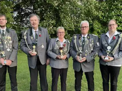 Auch die Sch&ouml;nemoorer Jahressieger wurden ausgezeichnet: (von links) Marc B&uuml;hrmann, Manfred B&uuml;hrmann, Christina Kl&uuml;ver, Horst Bensemann und Svenja Mutke.