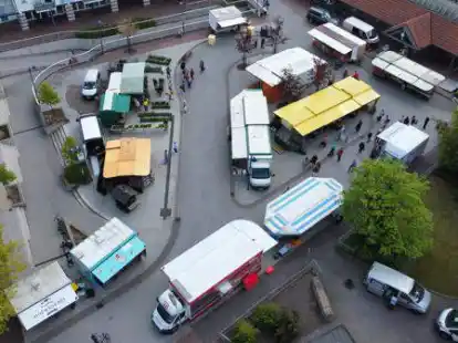 Der Huder Wochenmarkt ist  wieder auf dem Bahnhofsvorplatz zur&uuml;ckgekehrt, aber nur vor&uuml;bergehend.