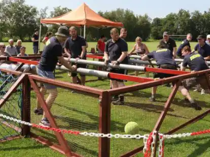 Das Menschenkicker-Turnier bot Spielern und Zuschauern schon in den vergangenen Jahren gro&szlig;en Spa&szlig;.