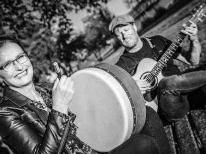 Treten am Samstag, 28. Mai, ab 19 Uhr auf dem Platz der Klecksklause in Moorriem auf: Joanna Scott Douglas und Jan Jedding als Marie&rsquo;s Wedding Duo