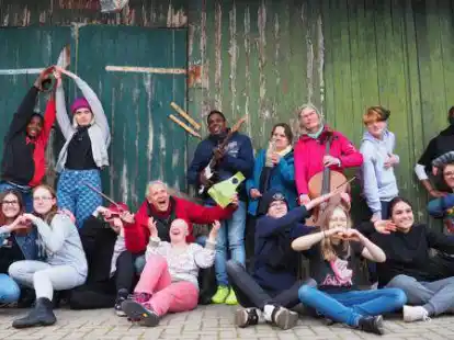 Erschaffen sich ihre eigene Welt: Ensemble-Mitglieder des Jugendtheaters Rollentausch und des  Blauschimmel Ateliers haben zusammen ein Theaterst&uuml;ck erarbeitet.