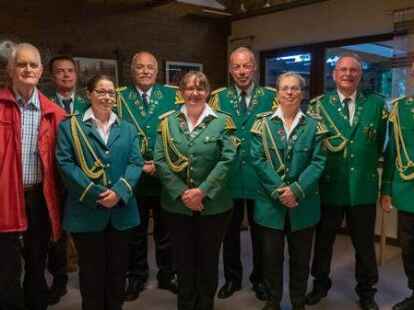 Vorstandsmitglieder und Geehrte des Spielmannszugs: 2. Vorsitzender Mattias Wienand (von links), G&uuml;nter Benicke, Schatzmeister Matthias Meyer, Kassenpr&uuml;ferin Rebecca H&ouml;hlich, Uwe Meyer,  Schriftwartin Sonja Wienand, Musikalischer Leiter Dieter Meyer,  2. Stabf&uuml;hrerin Birgit Meyer, Lothar Meyer und Vorsitzender Klaus Meyer.