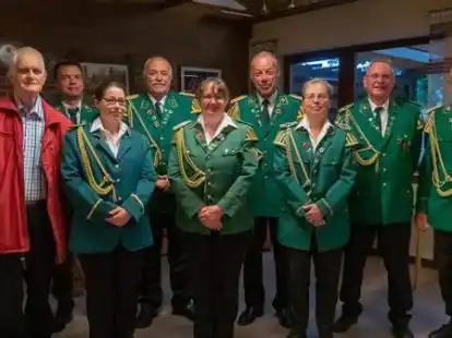 Vorstandsmitglieder und Geehrte des Spielmannszugs: 2. Vorsitzender Mattias Wienand (von links), G&uuml;nter Benicke, Schatzmeister Matthias Meyer, Kassenpr&uuml;ferin Rebecca H&ouml;hlich, Uwe Meyer,  Schriftwartin Sonja Wienand, Musikalischer Leiter Dieter Meyer,  2. Stabf&uuml;hrerin Birgit Meyer, Lothar Meyer und Vorsitzender Klaus Meyer.