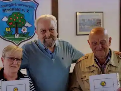 Ehrung Stadtfeld (v.l.) Doris Begemann (20 Jahre Kleingarten),  J&uuml;rgen Schenk (1. Vorsitzender), Heiner Stratmann (30 Jahre Kleingarten)