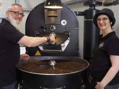 Oliver Lamb (links) r&ouml;stet in der Auricher Kaffeer&ouml;sterei in Schirum mit seiner Frau Sonja seinen eigenen Kaffee. Dabei ist ihm die Qualit&auml;t und der Geschmack seines Kaffees sehr wichtig.