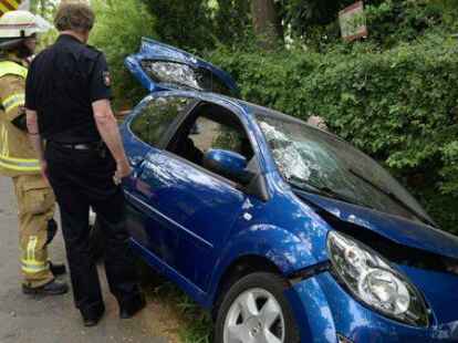 Nach einem Schw&auml;cheanfall ist ein 86-J&auml;hriger von der Stra&szlig;e Achterdiek von der Fahrbahn abgekommen und wurde in seinem Fahrzeug eingeklemmt.