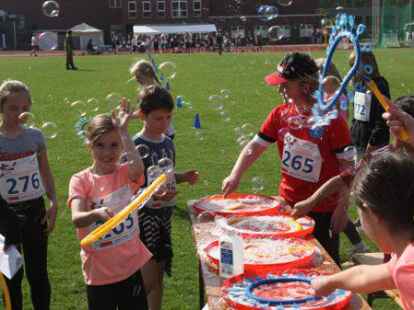 Wenn die Luft zwischen den Disziplinen raus war, dann sorgten Angebote wie das Seifenblasenmachen f&uuml;r Abwechslung.