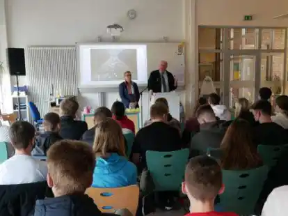 Marion und Martin Erdmann berichteten den Sch&uuml;lerinnen und Sch&uuml;lern der HRS Saterland &uuml;ber Hintergr&uuml;nde und Fakten zum Krieg in der Ukraine.