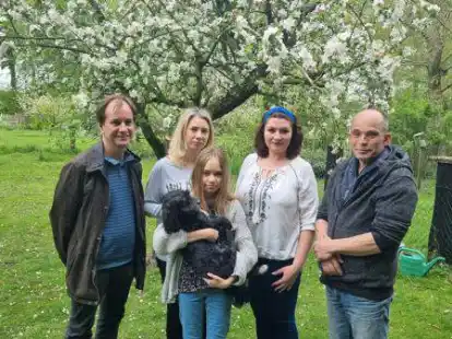 Angekommen im Ammerland: Viktoria Deineka und ihre Tochter Daria (2. u. 3. von links) haben bei Carsten Brucks (rechts) eine Bleibe gefunden. Er engagiert sich genauso wie Ralf Gauger (links) und Kateryna Schneider (2. von rechts) bei &bdquo;Ammerland hilft der Ukraine&ldquo;.