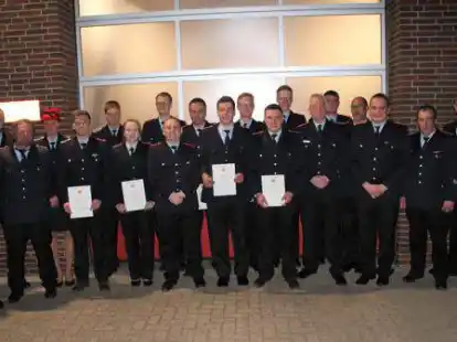 Versammlung mit Bef&ouml;rderungen: Bei der Feuerwehr Elmendorf &uuml;berreichten Uwe Behrens, Ortsbrandmeister und stellvertretender Gemeindebrandmeister (links), Martin Schreiber, stellvertretender Gemeindebrandmeister (2.v.l.), Gemeindebrandmeister Hartmut Schaffer (2.v.r.) und Kreisbrandmeister Friedrich Delmenhorst (rechts) die Urkunden.