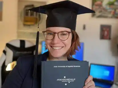 Elisa Sch&ouml;pe studierte an der Jade Hochschule in Elsfleth berufsbegleitend &bdquo;Schiffs- und Hafenbetrieb&ldquo;.