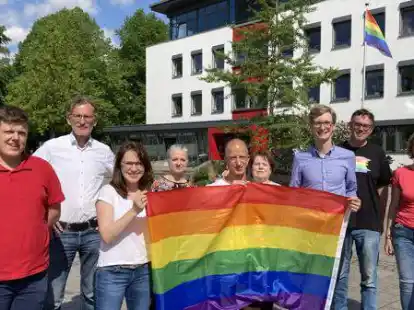 Flagge zeigen: (v.li.) Danny Heinen (SPD), Mathias Pla&szlig;meier-Grau (Gr&uuml;ne), Katharina Fischer-Sordon (SPD), Sarah Hamann (Gr&uuml;ne), Michael Cordes (FDP), Manuela Imkeit (SPD), Arne Brunn&eacute;e (Gr&uuml;ne), Georg K&ouml;ster (Gr&uuml;ne) und Beate Logemann (SPD).