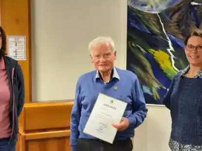 Ausgezeichnet: Eberhard Krusch (Mitte) ist seit 40 Jahren Mitglied im Landesverband der Imker Weser-Ems. Es gratulierten Sabine B&ouml;ckelmann (rechts), 1. Vorsitzende des Imkervereins Edewecht, und die 2. Vorsitzende Martina Beeken.