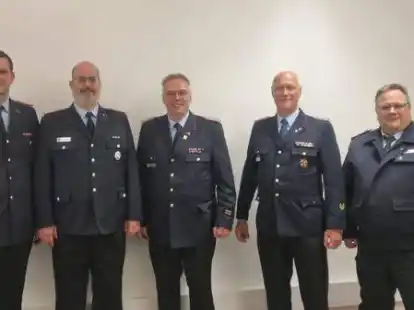 Der neu gew&auml;hlte Kreisbrandmeister Frank Hattendorf (Mitte) mit den Stellvertretern (von links) Hendrik Behrends und Stephan Hartmann sowie dem scheidenden Amtsinhaber Andreas Tangemann und Regierungsbrandmeister Udo Schwarz.